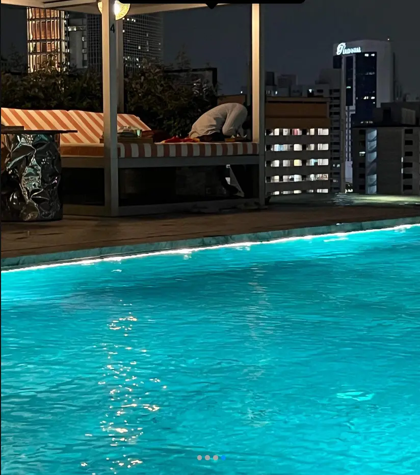 Refraction elegance in dancing water